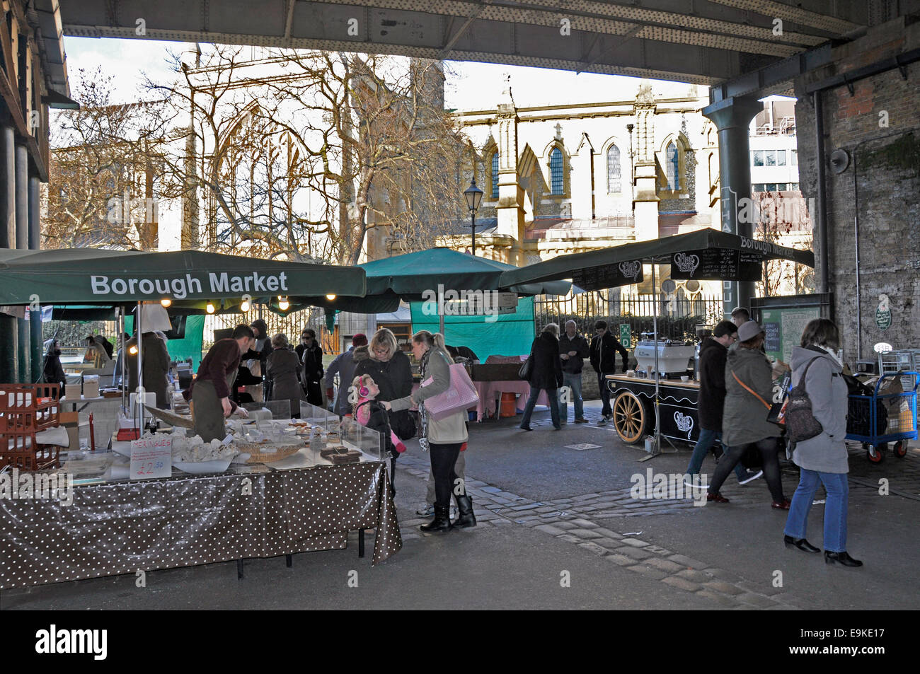 Borough Markt im Freien (einer der größten und ältesten Obst und Gemüse in London). Southwark kathedrale hinter sich. England, UK. Stockfoto