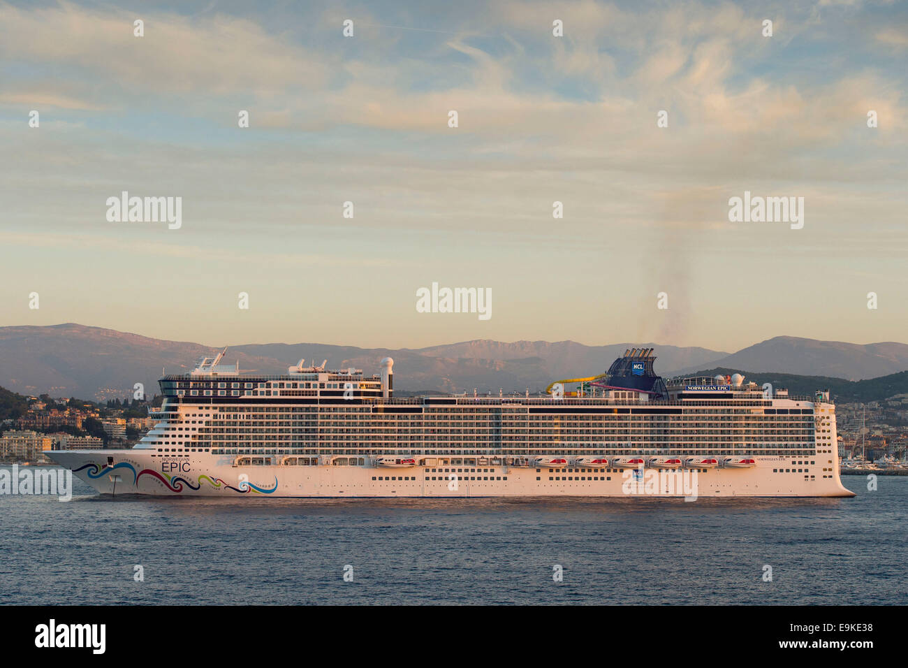 Kreuzfahrtschiff der Norwegian Epic von NCL Kreuzfahrten auf dem Meer gesehen in Cannes, Frankreich betrieben. Stockfoto