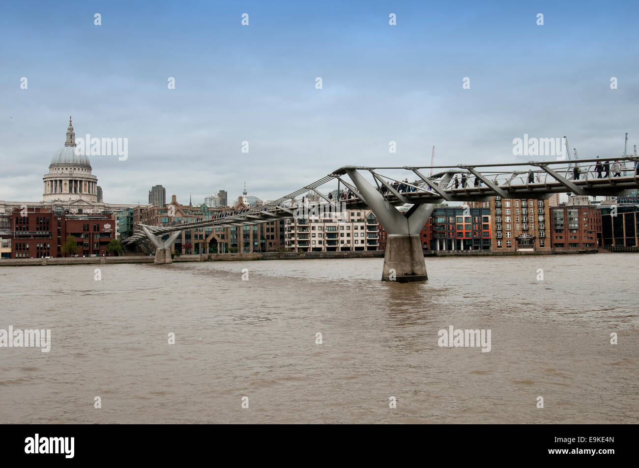Millennium Bridge London Blick auf St. Pauls Cathedral Stockfoto