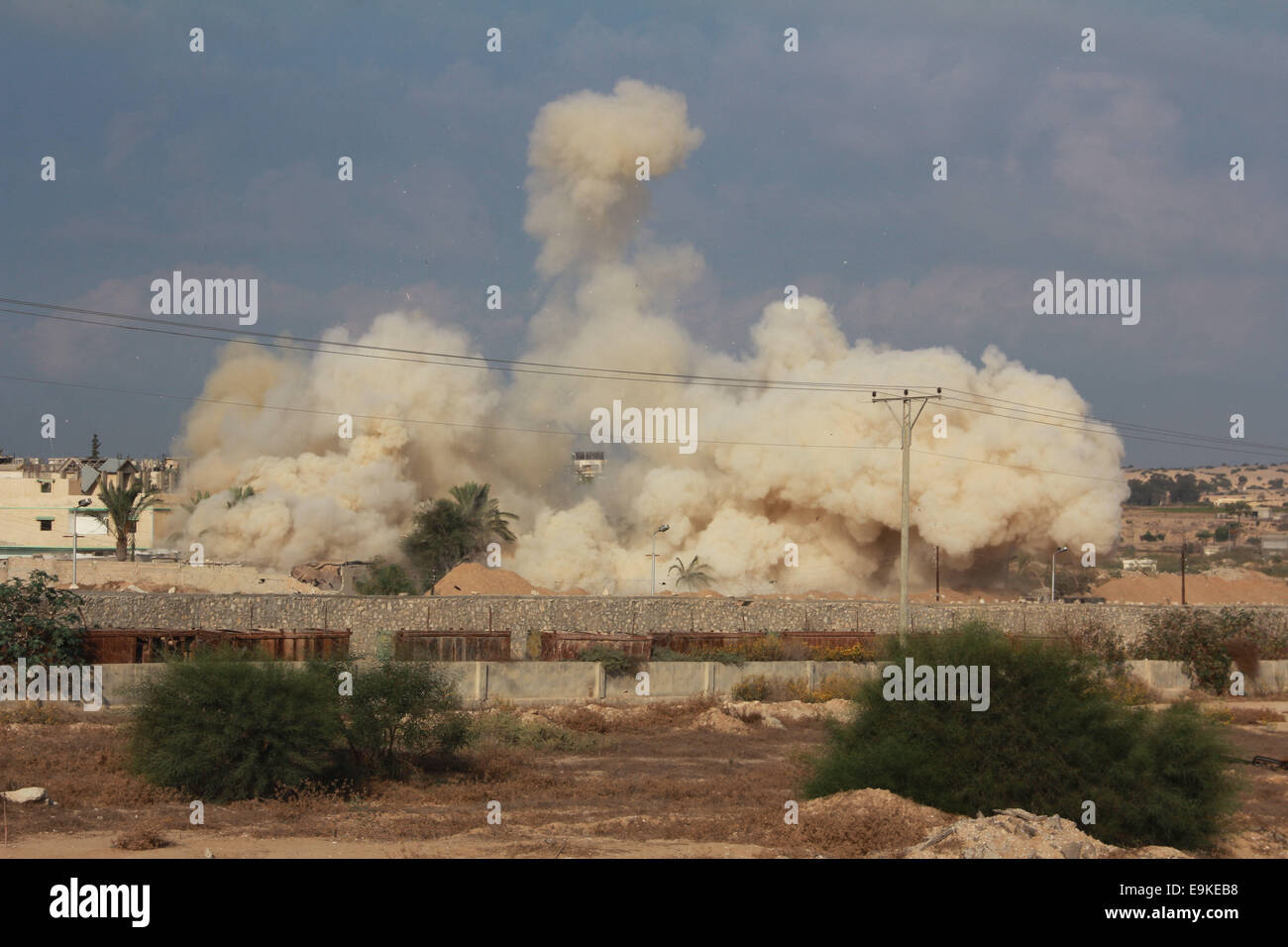 Gaza, Gaza-Streifen. 29. Oktober 2014. Rauch steigt nach einem Luftangriff während einer militärischen Operation von ägyptischen Sicherheitskräften in der ägyptischen Stadt Rafah, nahe der Grenze zu südlichen Gazastreifen am 29. Oktober 2014. © Khaled Omar/Xinhua/Alamy Live-Nachrichten Stockfoto