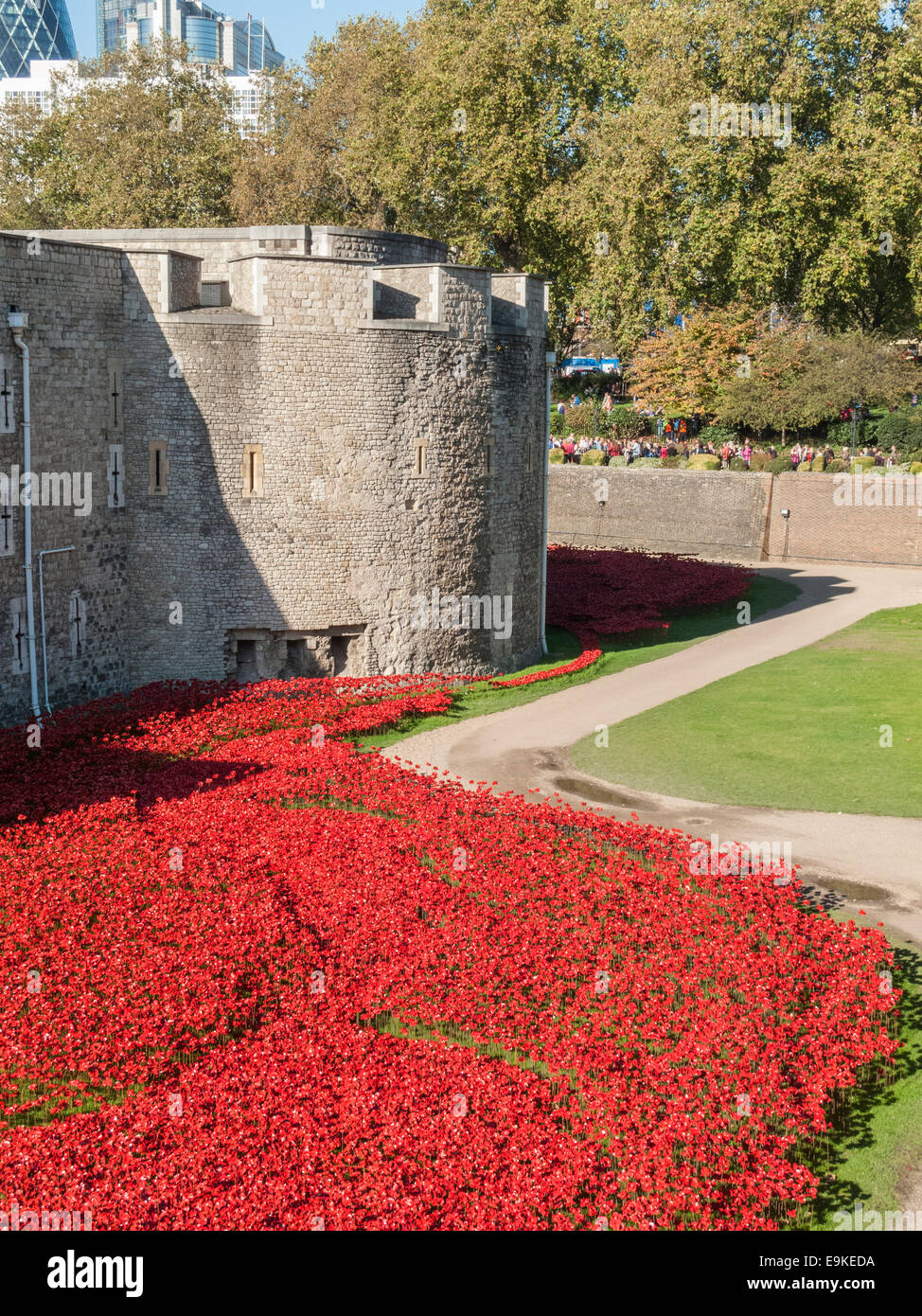 Rote Keramik Mohnblumen in The Tower Of London erinnert sich Ausstellung, Blut Mehrfrequenzdarstellung Länder und Meere von rot, von Paul Cummins Stockfoto