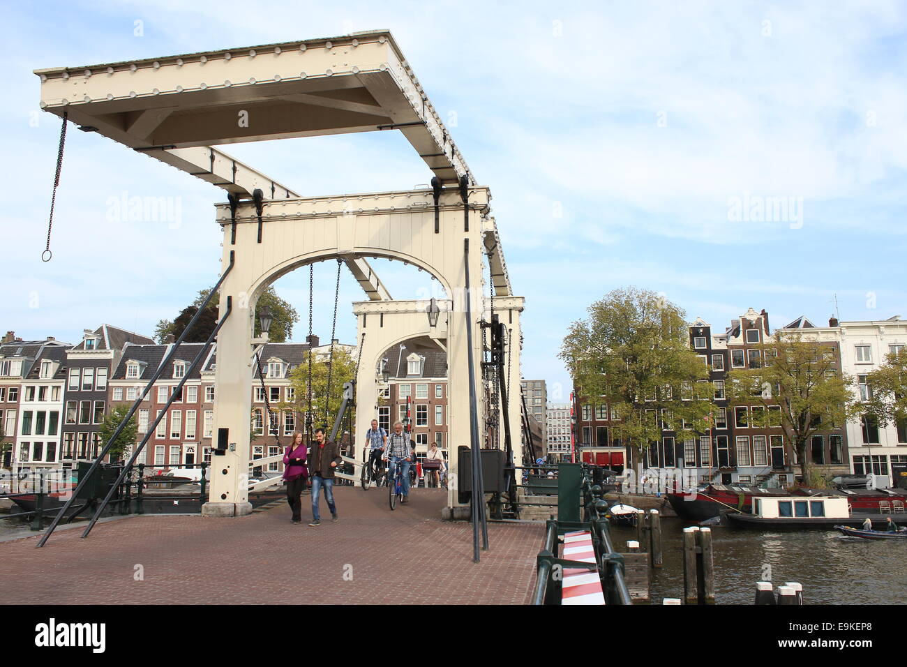 Peopel Überquerung der berühmten Magere Brug oder die "Magere Brücke" über den Fluss Amstel in Amsterdam, Niederlande Stockfoto