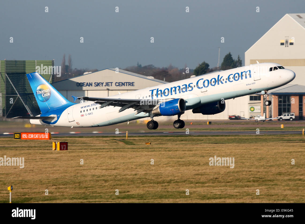 Thomas Cook Airbus A321 klettert vom Start-und Landebahn 05 L Manchester Airport. Stockfoto