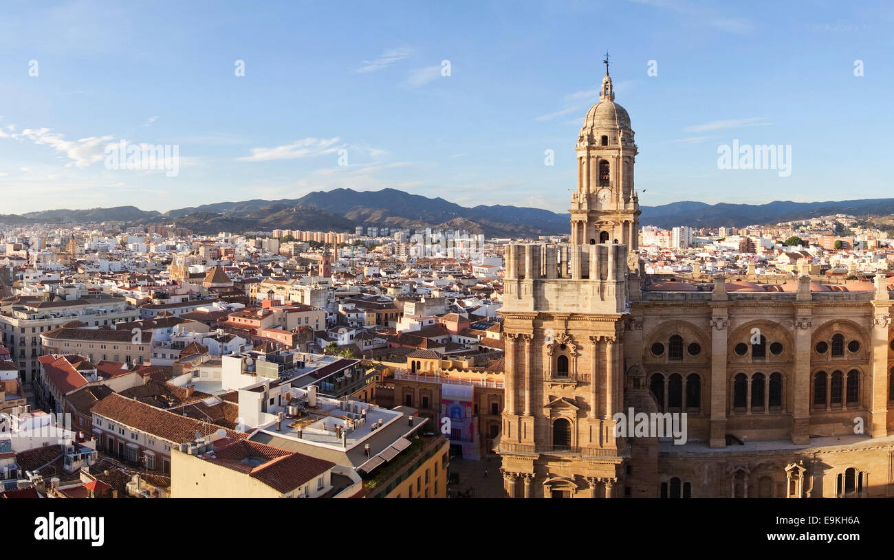 Malaga Spanien, Panoramablick auf die Skyline der Stadt mit der Kathedrale von Malaga bei Sonnenuntergang, Andalusien, Südspanien. Stockfoto