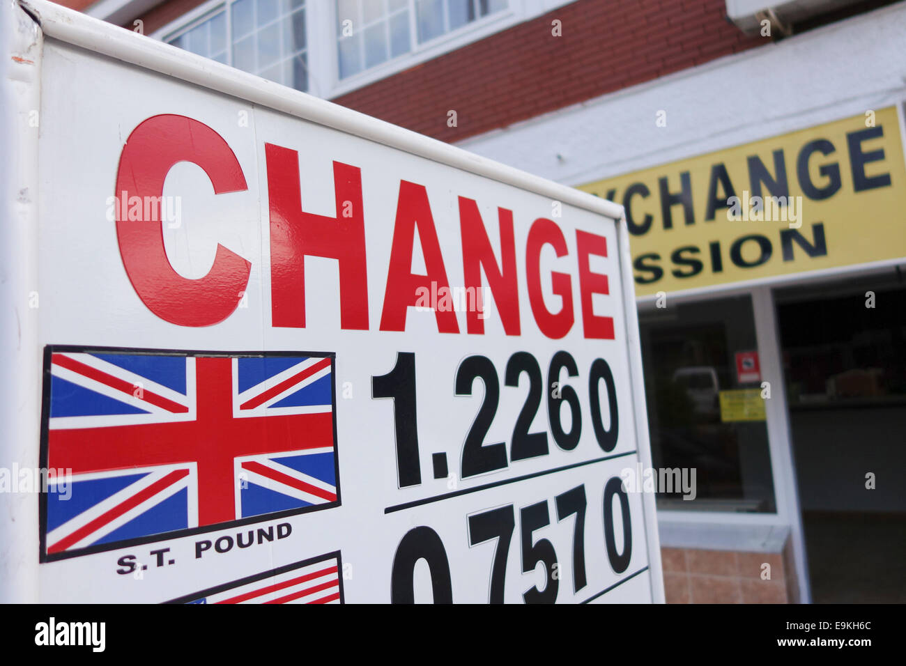 Schild mit Foreign Exchange Rate vor Währung Wechselstube, Malaga, Spanien. Stockfoto