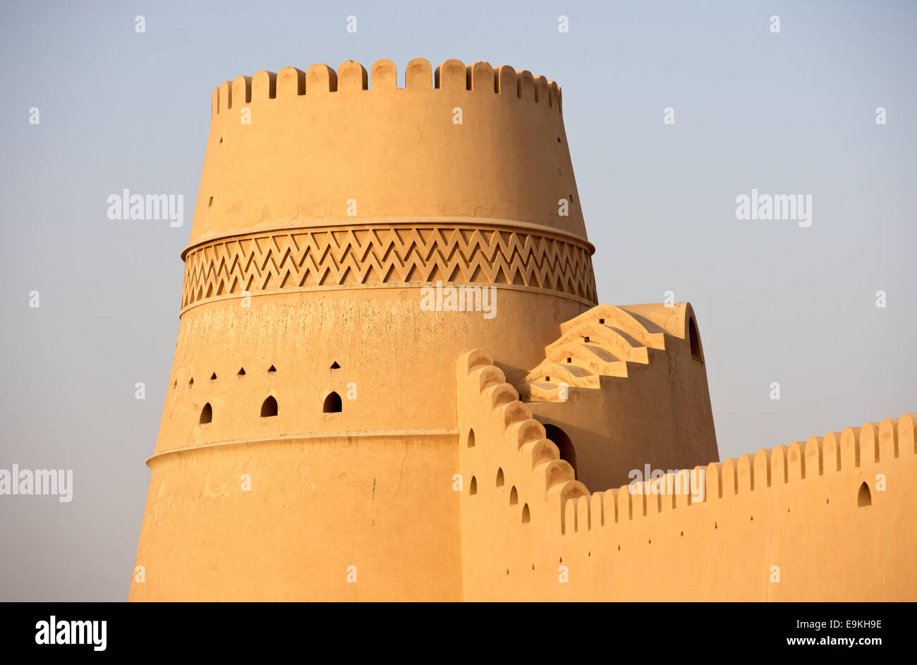 Ein wunderschön dekorierten Turm an Al Khandaq Schloss, eine der Burgen in der grünen Oase Stadt von Al Buraymi im Oman. Stockfoto