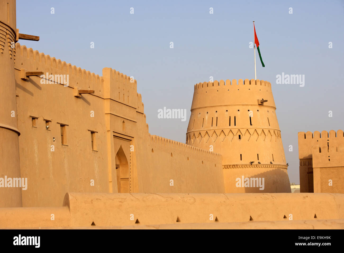 Ein wunderschön dekorierten Turm an Al Khandaq Schloss, eine der Burgen in der grünen Oase Stadt von Al Buraymi im Oman. Stockfoto