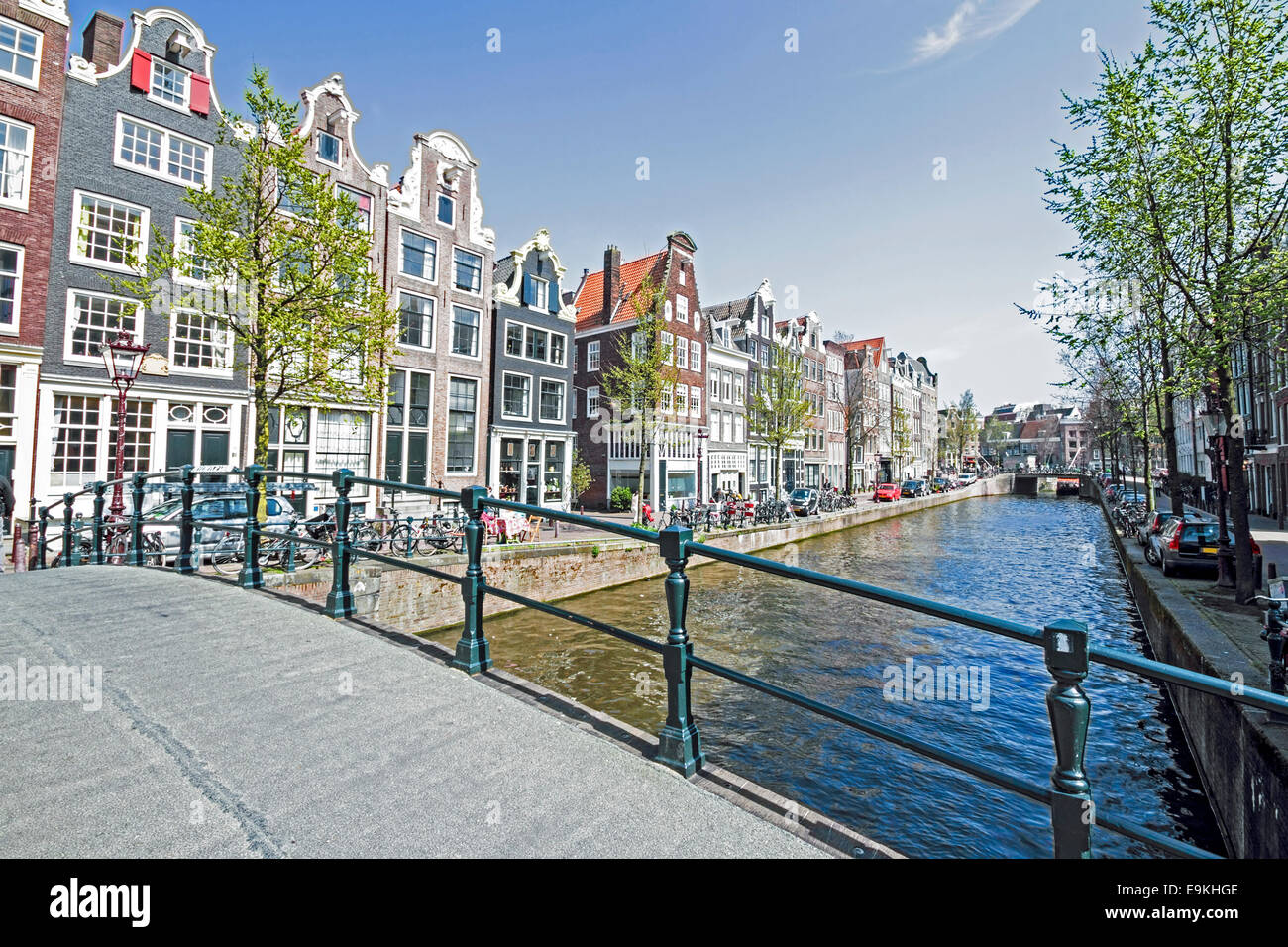 Mittelalterlichen Häusern entlang des Kanals in Amsterdam Niederlande Stockfoto