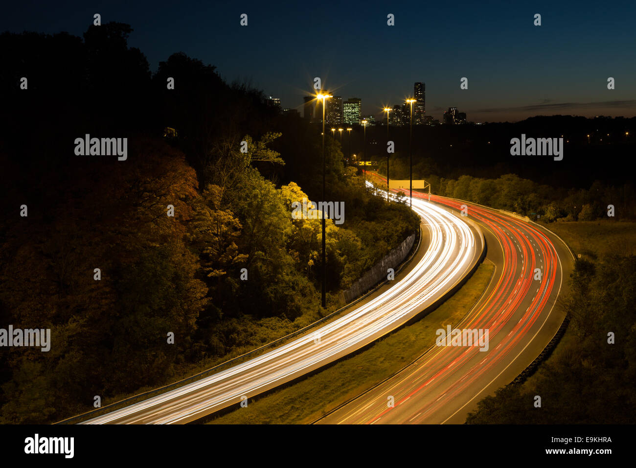 Eine Ansicht des Lichts Routen auf einer Autobahn Stockfoto
