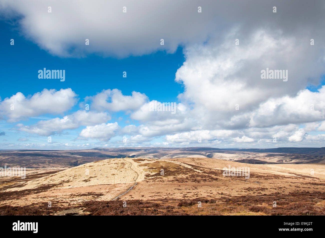 Offene Heide unter einem großen Himmel. Flauschige Wolken am blauen Himmel über Derwent Valley in Derbyshire. Stockfoto