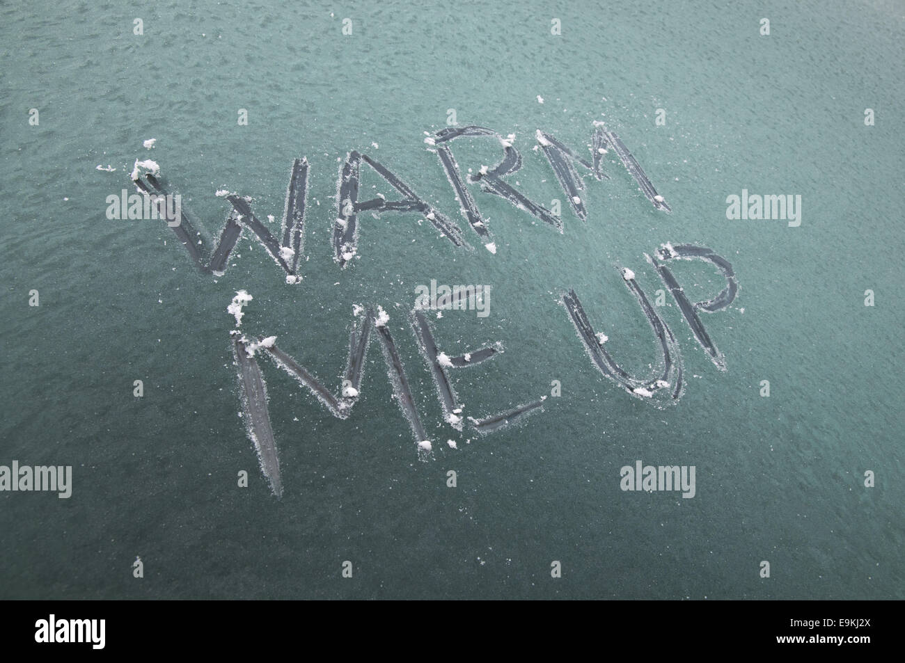 "Aufwärmen mich" an einem frostigen Auto Windschutzscheibe zerkratzt. Stockfoto