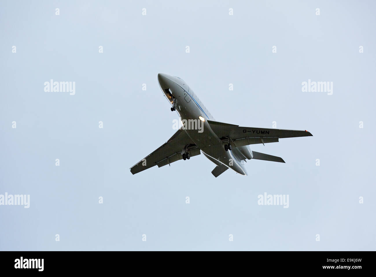 Dassault Falcon 2000 G-YUMN Gama Aviation am Ansatz am Manchester Airport landen Stockfoto