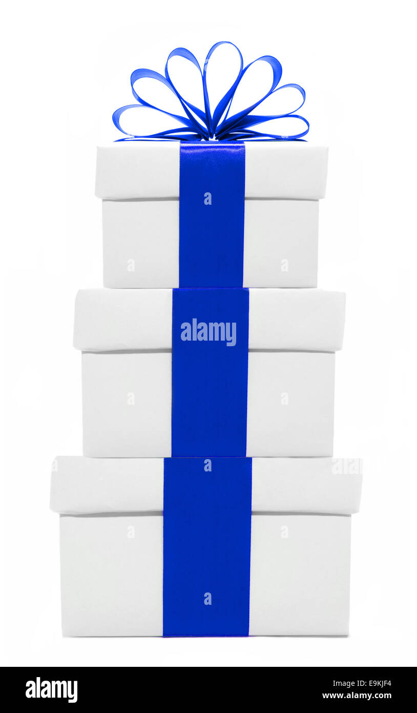 Weiße Weihnachten-Geschenk-Boxen mit blauen Band und Bogen isoliert auf weiss gestapelt Stockfoto