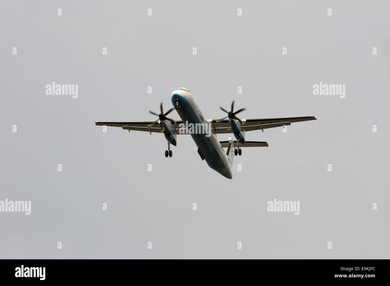 De Havilland DHC-8-402Q Dash 8 G-ECOB Flybe Ansatz am Manchester Airport landen Stockfoto