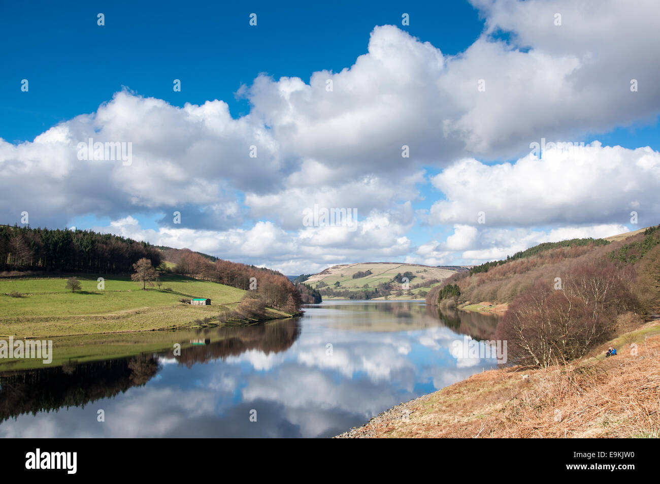 Ladybower Vorratsbehälter an einem sonnigen Wintertag mit flauschigen Wolken in den Himmel und Reflexionen auf dem Wasser. Stockfoto