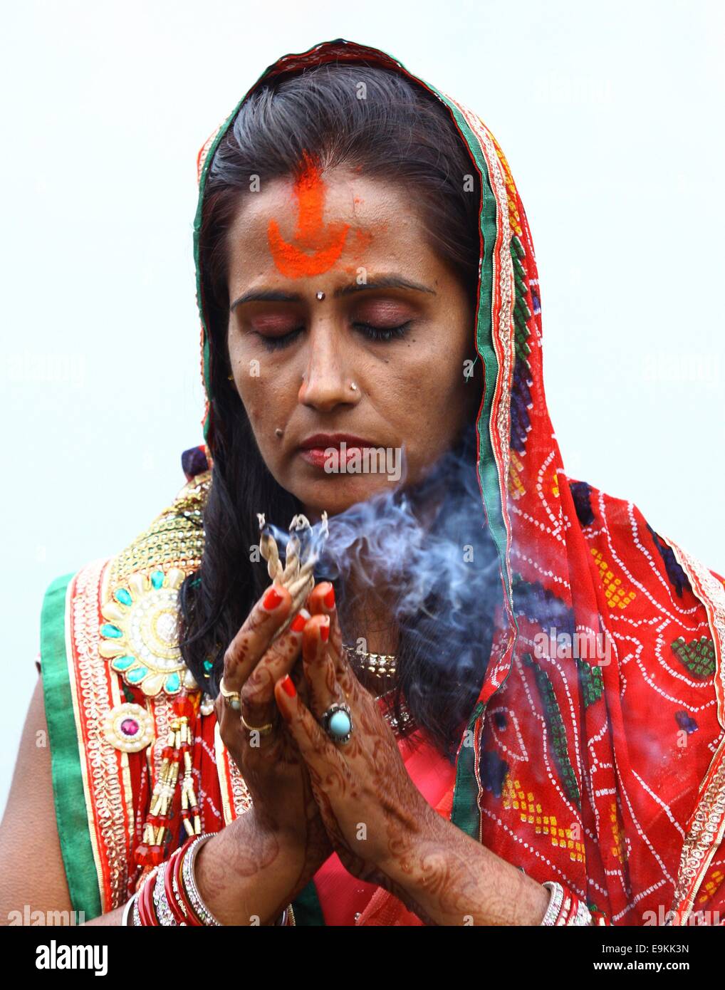 Kathmandu, Nepal. 29. Oktober 2014. Ein Anhänger erbittet die untergehende Sonne während dem Festival Chhath am Ufer des Bagmati Fluss in Kathmandu, Nepal, am 29. Oktober 2014. Chhath Festival ist eine alte Hindu während der acht Tage nach Diwali, für die Langlebigkeit und den Wohlstand der Familienmitglieder Hommage an die Sonne und Wasser Götter gezahlt wird. Bildnachweis: Sunil Sharma/Xinhua/Alamy Live-Nachrichten Stockfoto