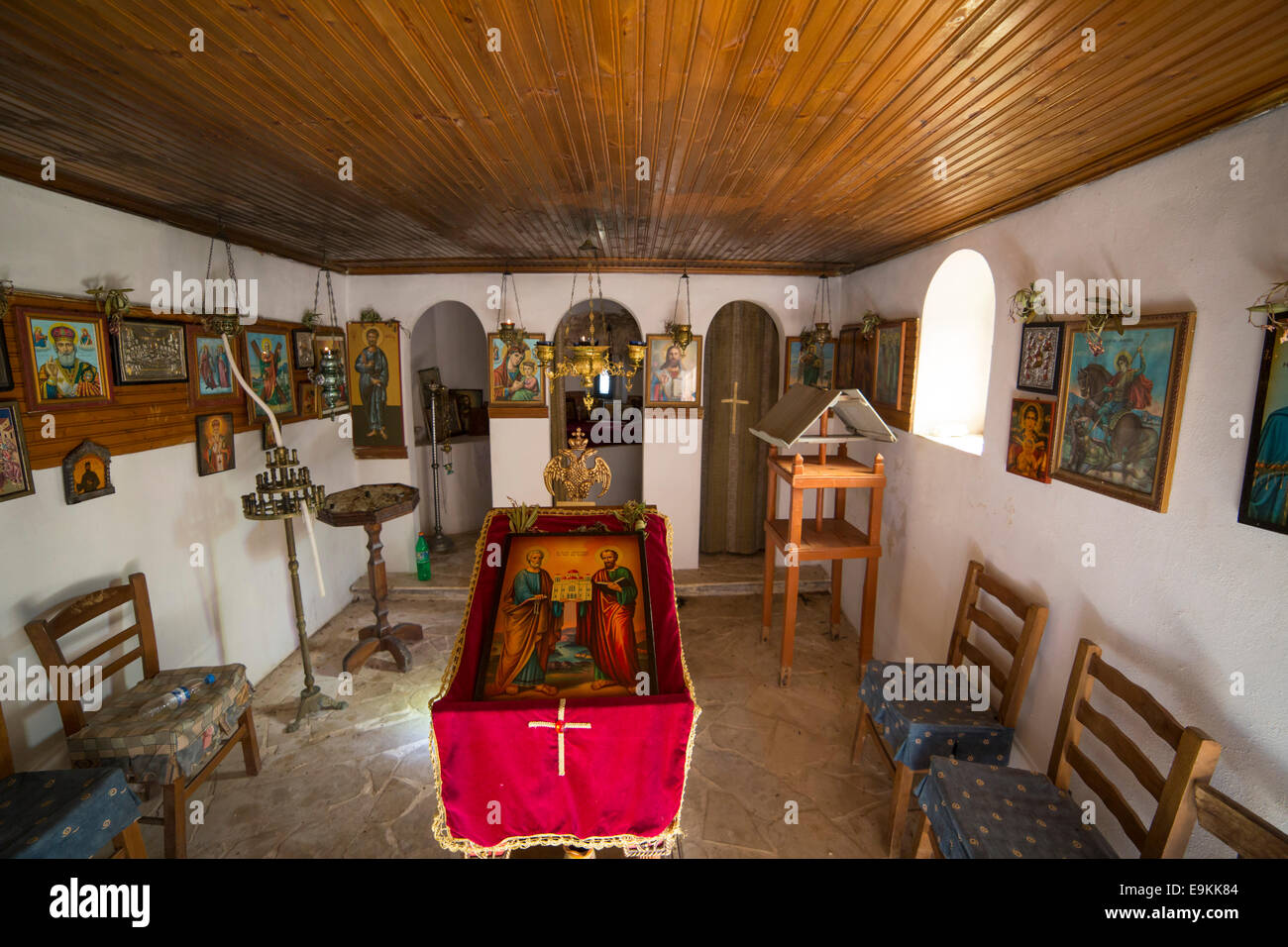 Innenraum der kleinen griechisch-orthodoxen Kapelle auf Zakynthos (Griechenland) Stockfoto