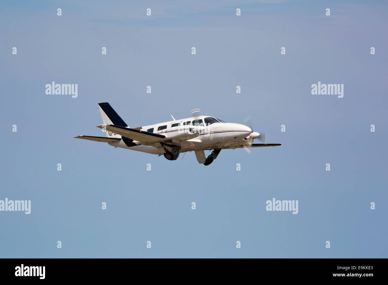 Piper PA-31-350 Navajo Chieftan G-BBNT Atlantic Bridge Aviation Takeo-ff von Lydd International) Flughafen Stockfoto