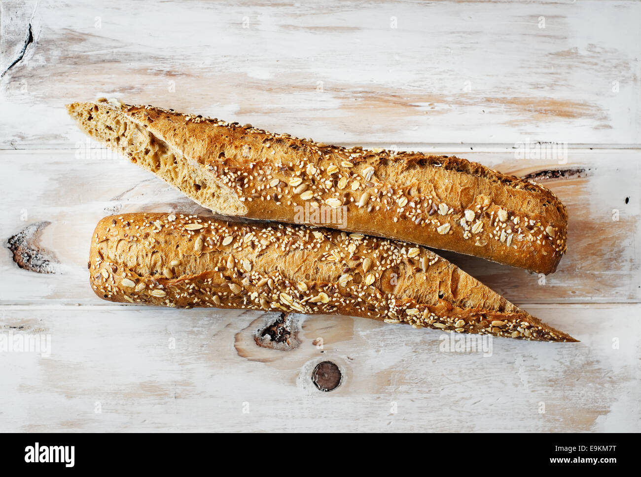 Brot aus Roggen und Samen Vollkorn (europäischer Stil) auf einem rustikalen Tisch. Stockfoto