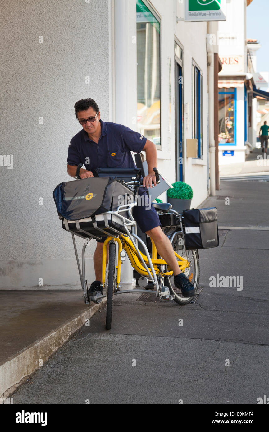 La Poste französischer Postbote auf Fahrrad mit Ausleger Stabilisatoren Stockfoto
