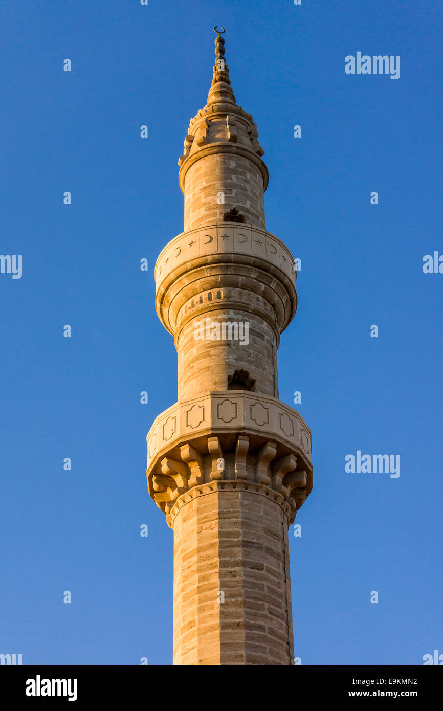 Das Minarett von einem der vielen Moscheen in der antiken Stadt Rhodos in Griechenland. Stockfoto