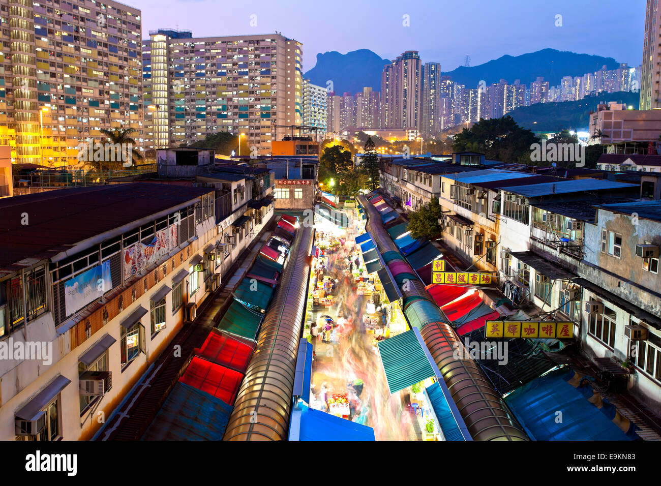 HONG KONG - 9. Februar, Ngau Chi Wan Markt mit vielen Ständen und Menschen vor Ort zu Fuß durch in Hong Kong am 9 Februar 2014. Es ist Stockfoto