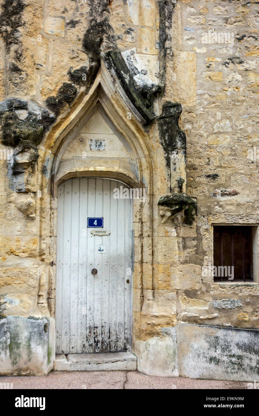 Mittelalterliche Tür im Flamboyantstil Ancienne Chambre des Comptes / Gerichte der Finanzen der Stadt Nevers, Frankreich Stockfoto