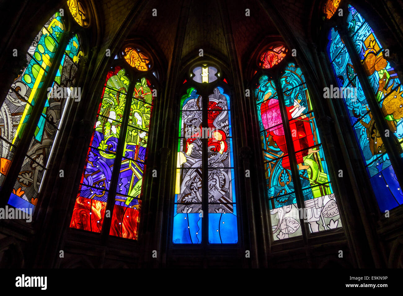 Moderne Glasfenster in Nevers Cathedral / Cathédrale Saint-Cyr-et-Sainte-Julitte de Nevers, Burgund, Frankreich Stockfoto
