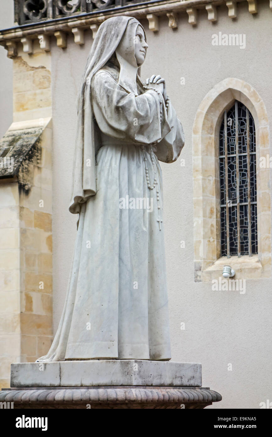 Statue von Bernadette Soubirous in der Espace Bernadette Soubirous in Nevers, Burgund, Frankreich Stockfoto
