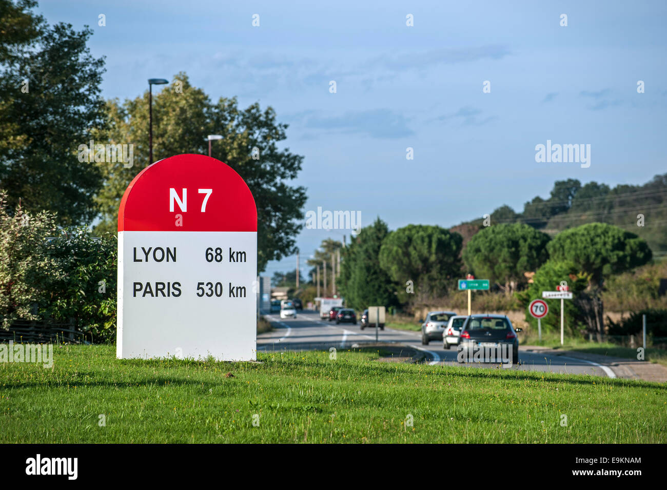 Kilometer-Markierung / Kilometerstein entlang der historischen Route Nationale 7 / RN7 in Frankreich Stockfoto