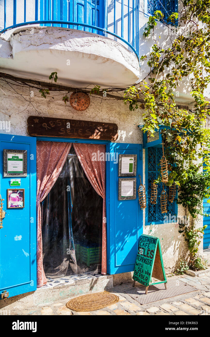 Eingang zu einem traditionellen tunesischen Café-Restaurant in der Medina von Sousse, Tunesien. Stockfoto
