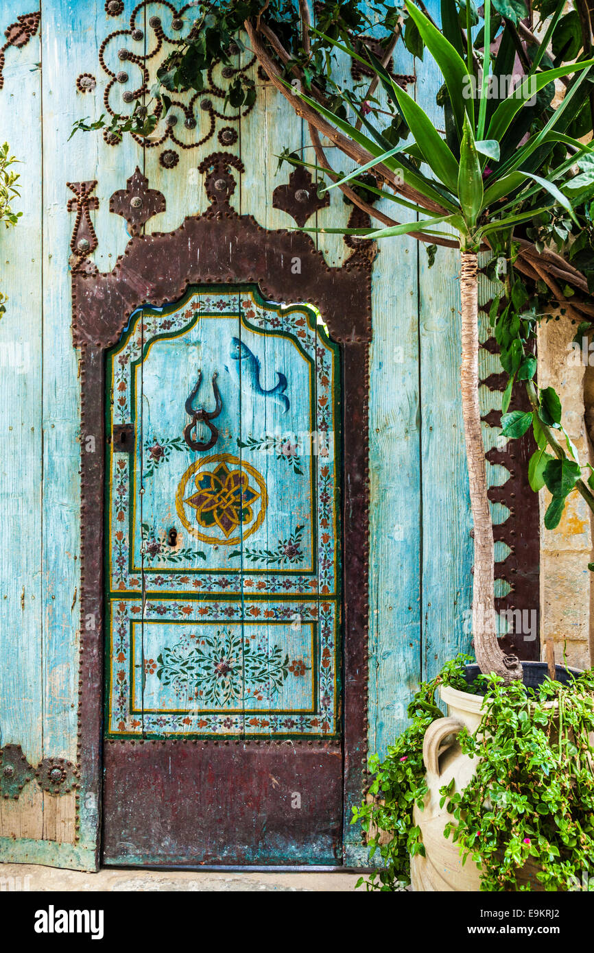 Eine ungewöhnliche verzierte Holztür in der Medina von Sousse, Tunesien. Stockfoto