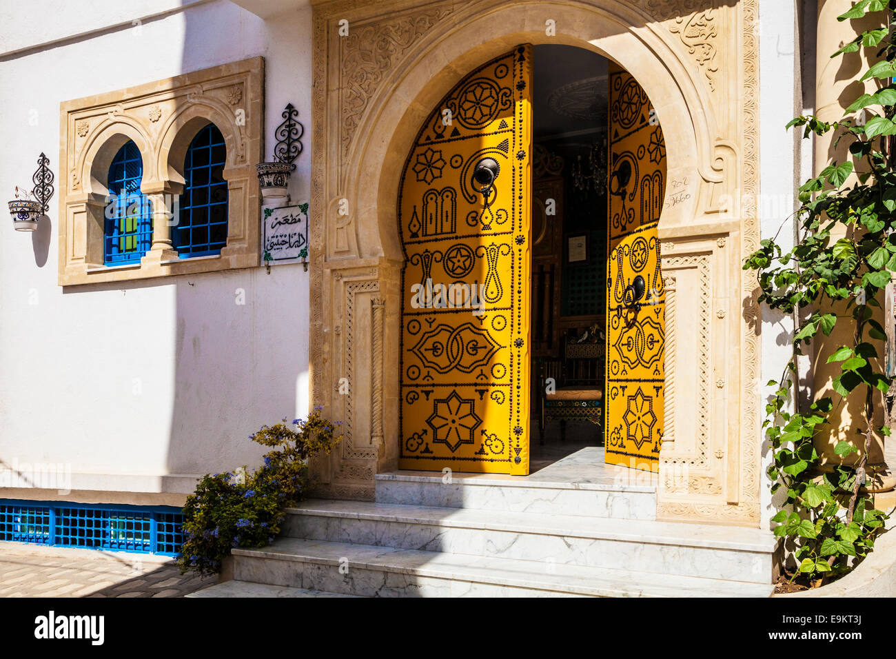 Eine traditionelle beschlagene Holztür in der Medina von Sousse, Tunesien. Stockfoto