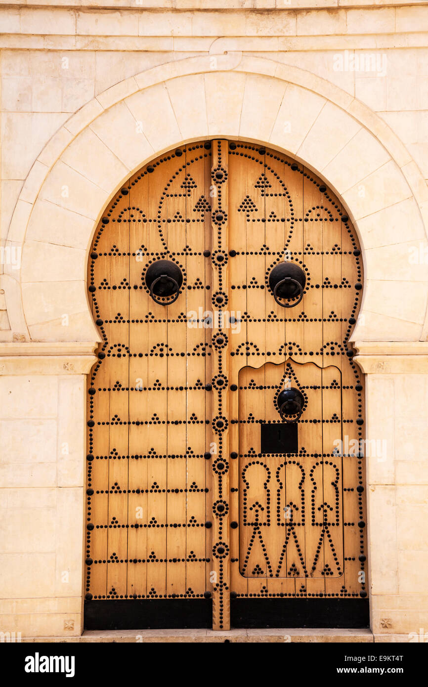 Eine traditionelle beschlagene hölzerne Tür in Khalaout el-Koubba in der Medina von Sousse, Tunesien. Stockfoto