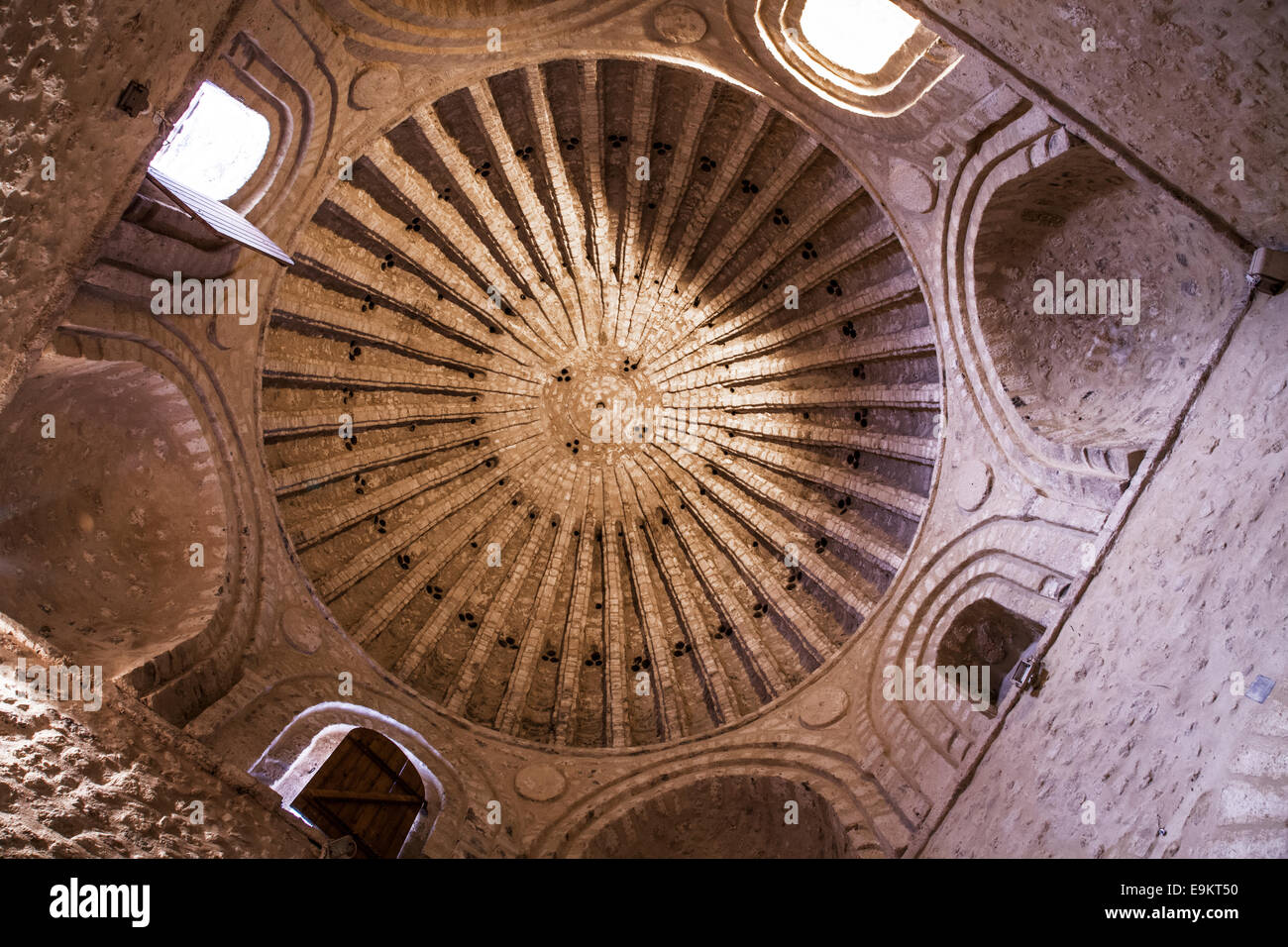 Nachschlagen in der Kuppel des Khalaout el-Koubba in der Medina von Sousse, Tunesien. Stockfoto