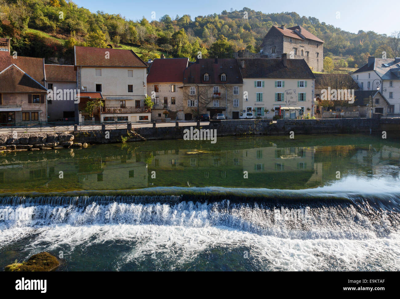 Fluss Loue fließt durch malerisches Dorf mit Winzern Häuser in Lods, Loue-Tal, Doubs, Franche, Frankreich Stockfoto