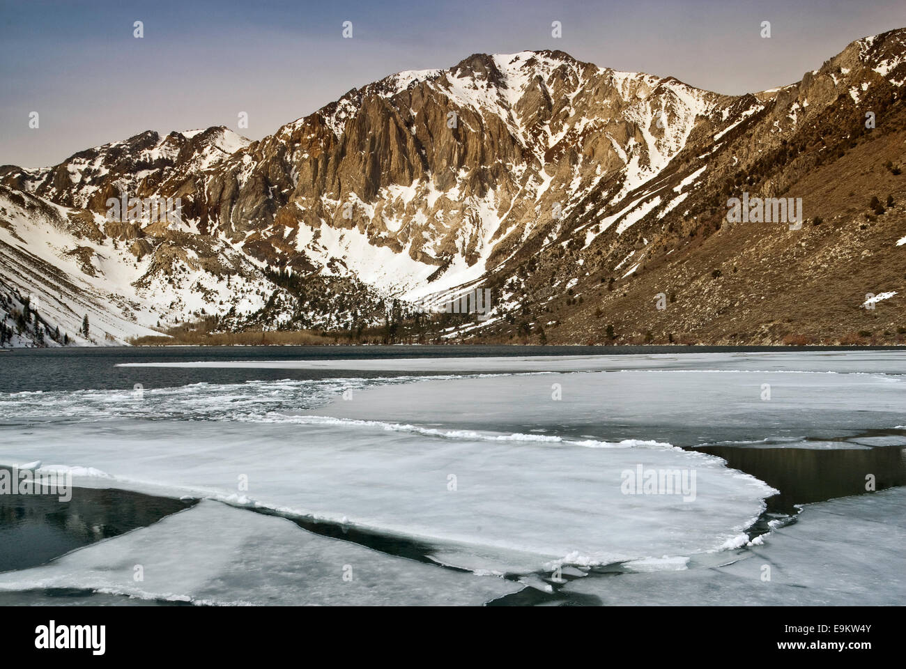 Eisschollen am Convict Lake, teilweise gefroren im Winter, Laurel Berge im Hintergrund, östliche Sierra Nevada, Kalifornien Stockfoto