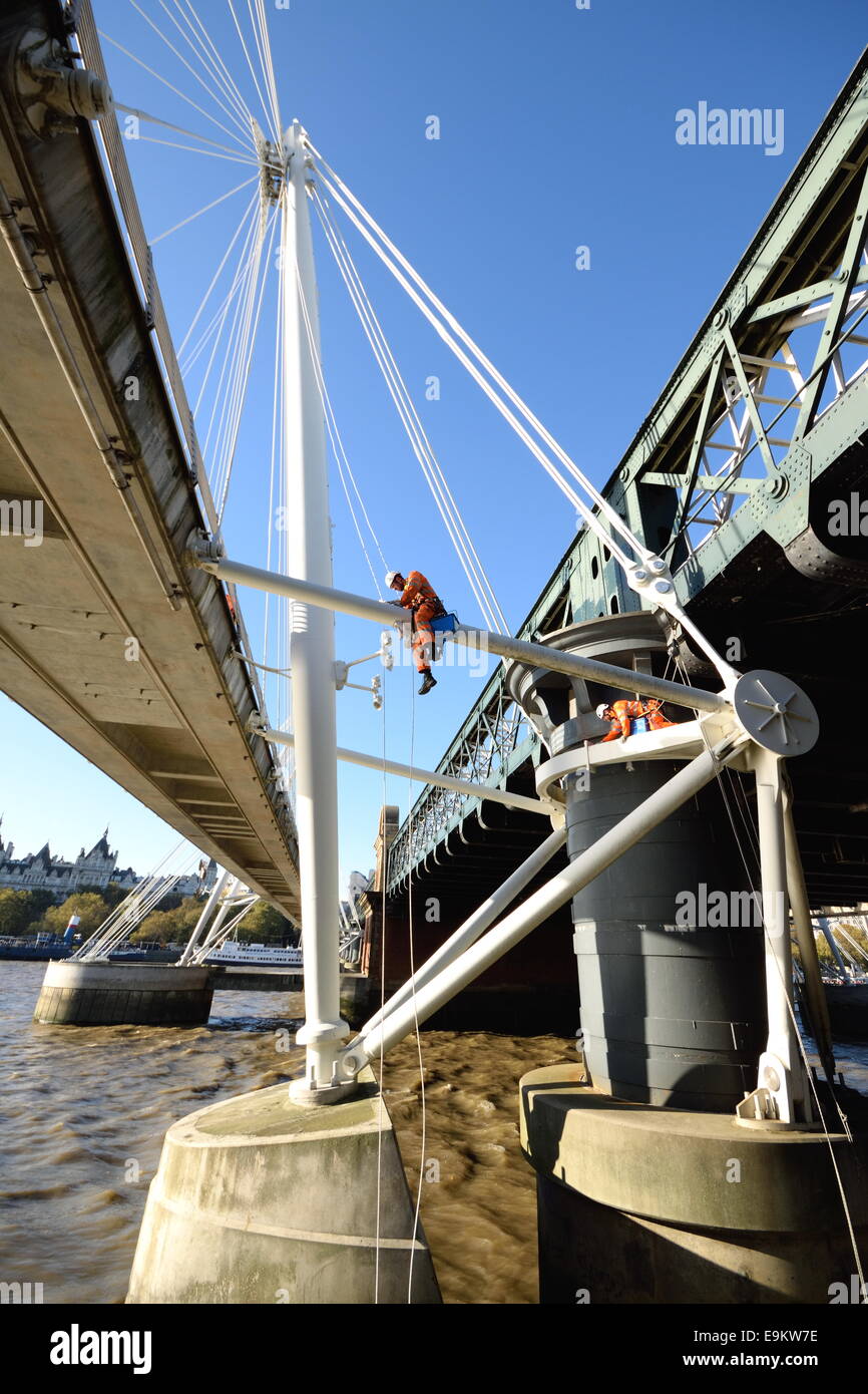 Arbeiter Reinigung Albert Bridge, London. Stockfoto
