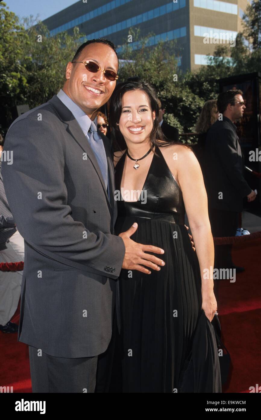 DER ROCK mit Frau Dany bei The Mummy Returns premiere Universal Citywalk Los Angeles 2001.k21701fb.aka Dwayne Douglas Johnson. © Fitzroy Barrett/Globe Fotos/ZUMA Draht/Alamy Live-Nachrichten Stockfoto