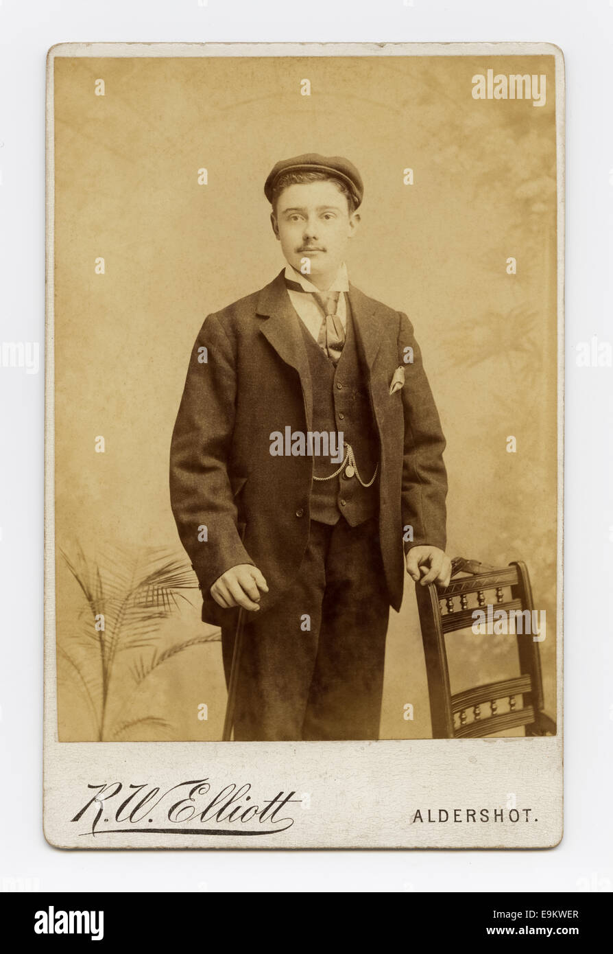 Viktorianische Kabinett Karte Studio-Porträt eines jungen Mannes aus der Robert William Elliot-Fotostudio, Aldershot, UK © 1890 Stockfoto