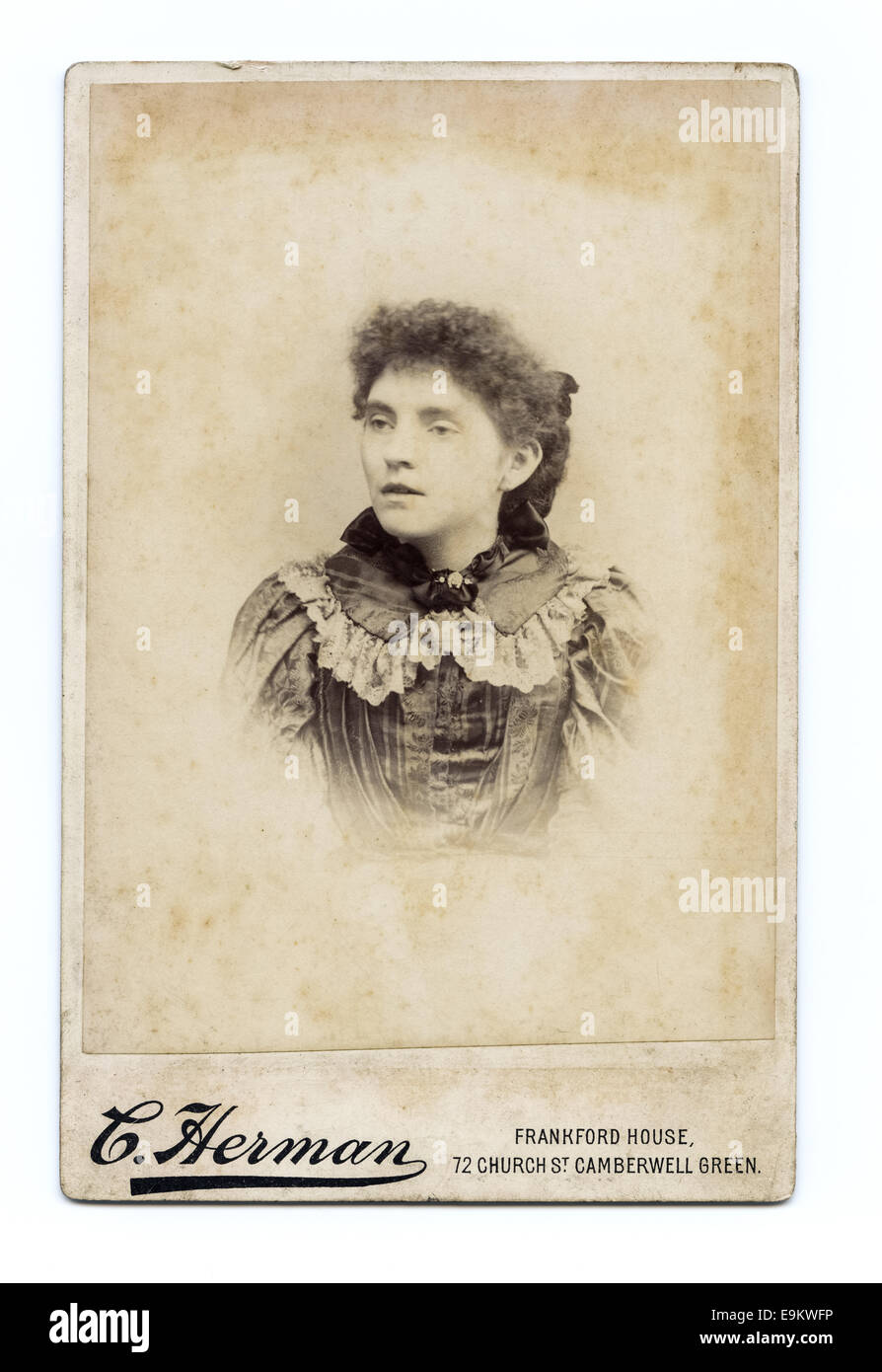 Viktorianische Kabinett Karte Studio-Porträt einer jungen Frau von Carl Herman Fotostudio, London, UK-besessenen um 1895 Stockfoto