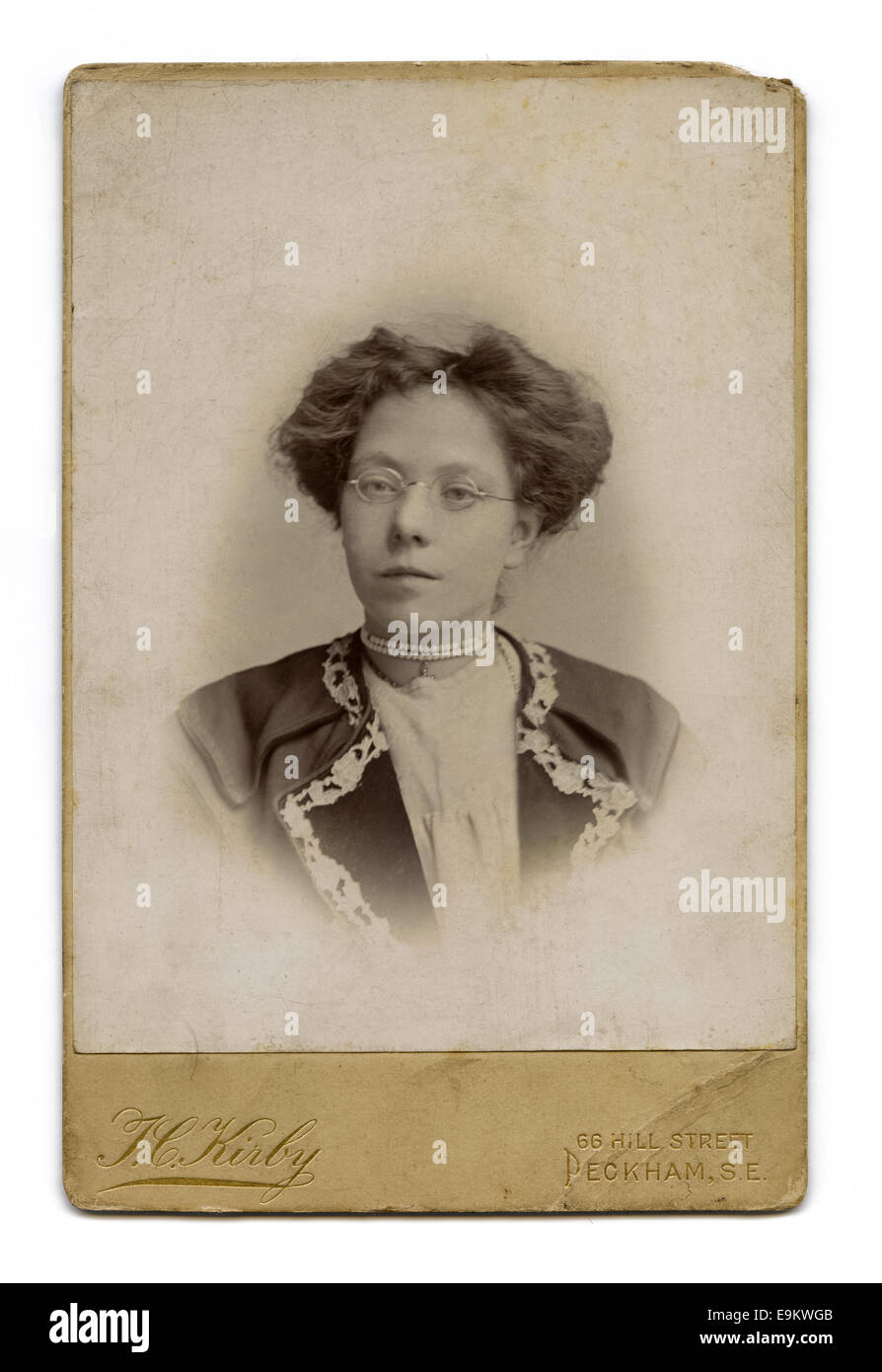 Viktorianische Kabinett Karte Studio-Porträt einer jungen Frau von Theophilus Claudius Kirby. Genommen um 1885 Stockfoto