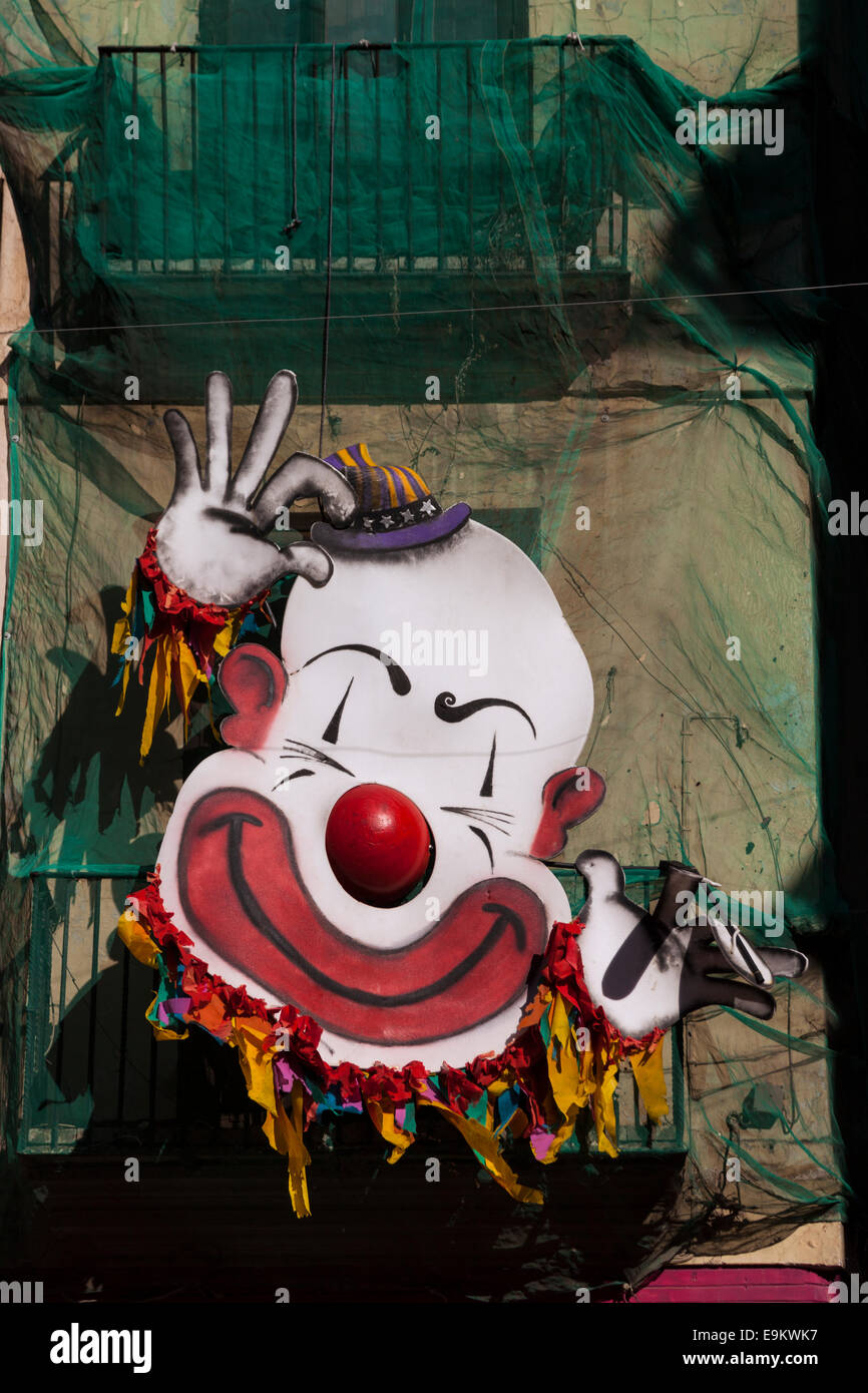 Clown-Kopf und Gesicht hängen Netze außerhalb eines Gebäudes unter Reparaturen in der Altstadt von Valencia, Spanien. Stockfoto