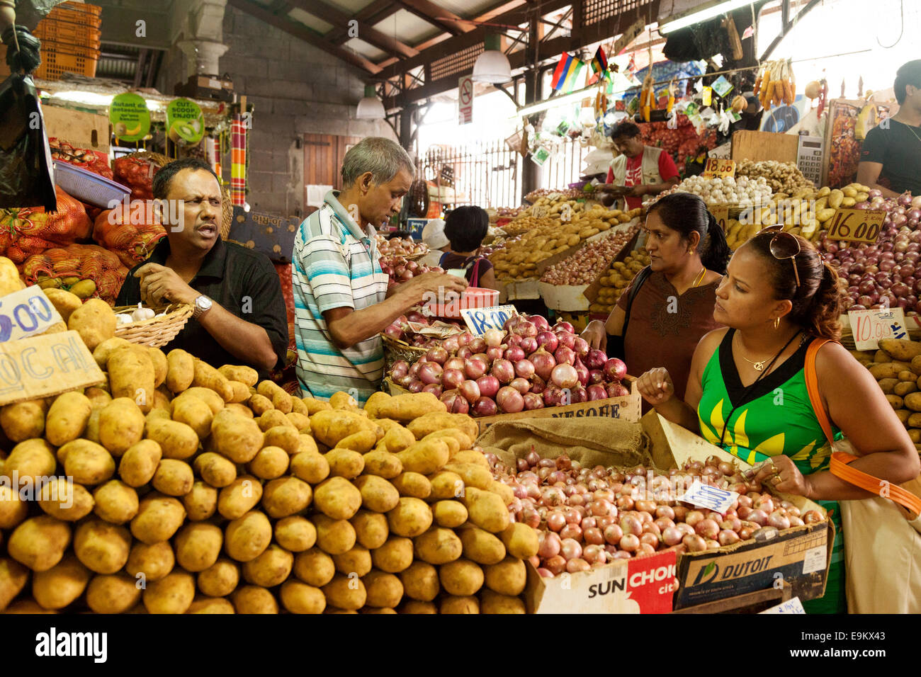 Menschen vor Ort einkaufen auf dem indoor Lebensmittelmarkt, Port Louis, Mauritius, Afrika Stockfoto