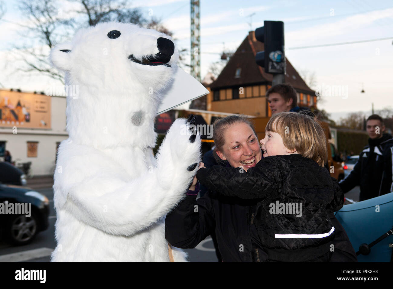 Kopenhagen, Dänemark. 29. Oktober 2014. Ein Obdachloser Eisbär gibt ein high Five, ein Kind und seine Mutter. Dies geschieht wurde vom World Wildlife Foundation (WWF) um darauf hinweisen, dass die globale Erwärmung schwerwiegende Folgen für die arktische Tierwelt hat organisiert. WWF die Frage aufwerfen, da die UN-Klima-Jurysitzung – auch in Kopenhagen – am kommenden Sonntag Zusammenfassungsbericht mit Empfehlung für Maßnahmen zur weltweit führenden Kreditkarten veröffentlicht: OJPHOTOS/Alamy Live News Stockfoto