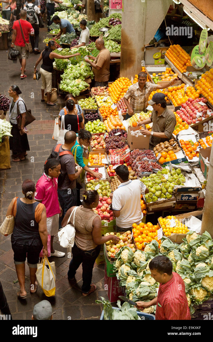 Menschen beim Einkaufen an den indoor-Markt, Port Louis, Mauritius Stockfoto