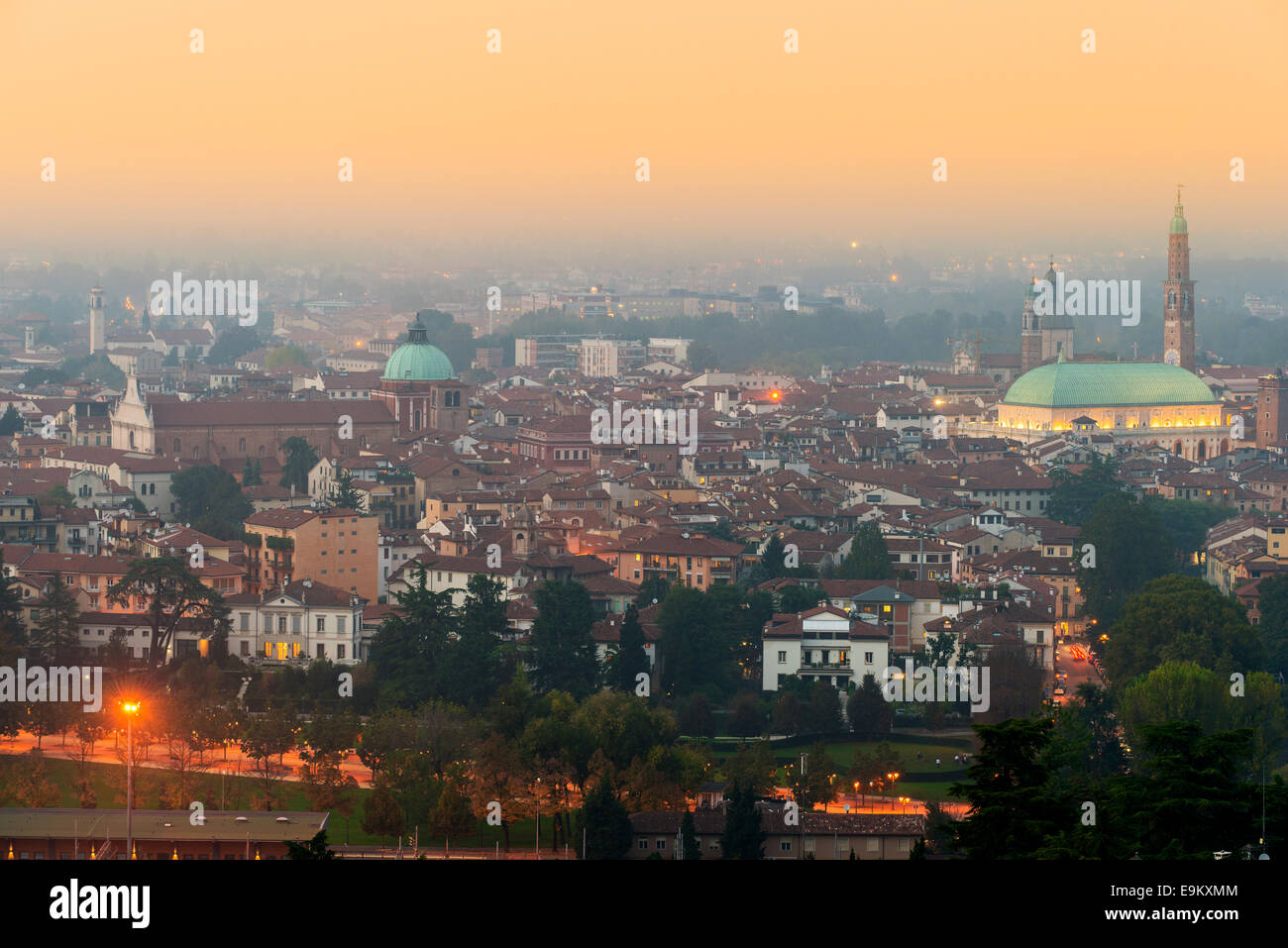 City Skyline bei Sonnenuntergang, Vicenza, Venetien, Italien Stockfoto