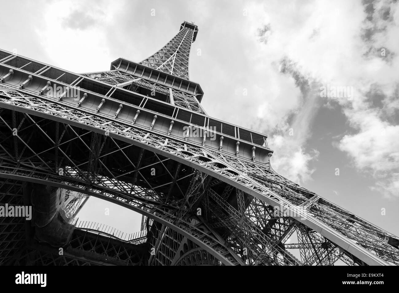 Nachschlagen auf Eiffelturm, dem beliebtesten Wahrzeichen von Paris. Monochrome Fotos Stockfoto