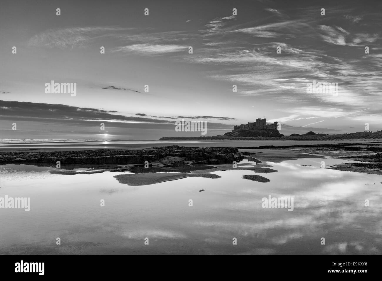 Herbst Sonnenaufgang bei Bamburgh Castle an der Küste von Northumberland. Stockfoto