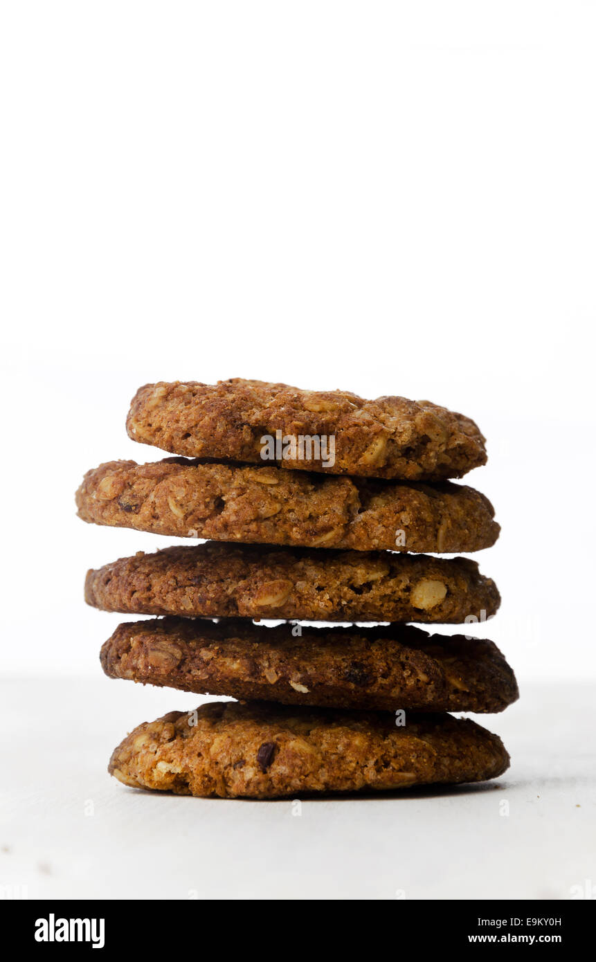 Hausgemachte Kekse Stack auf weißem Hintergrund mit textfreiraum (negativer Raum) Stockfoto